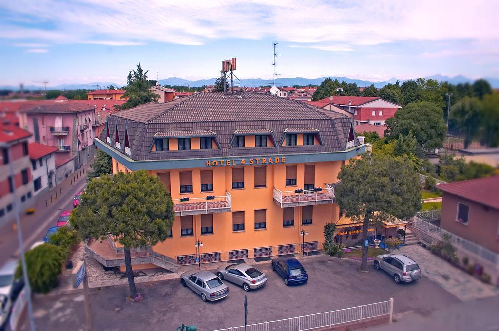 Hotel Quattro Strade การ์บาญาเต มิลาเนเซ ภายนอก รูปภาพ
