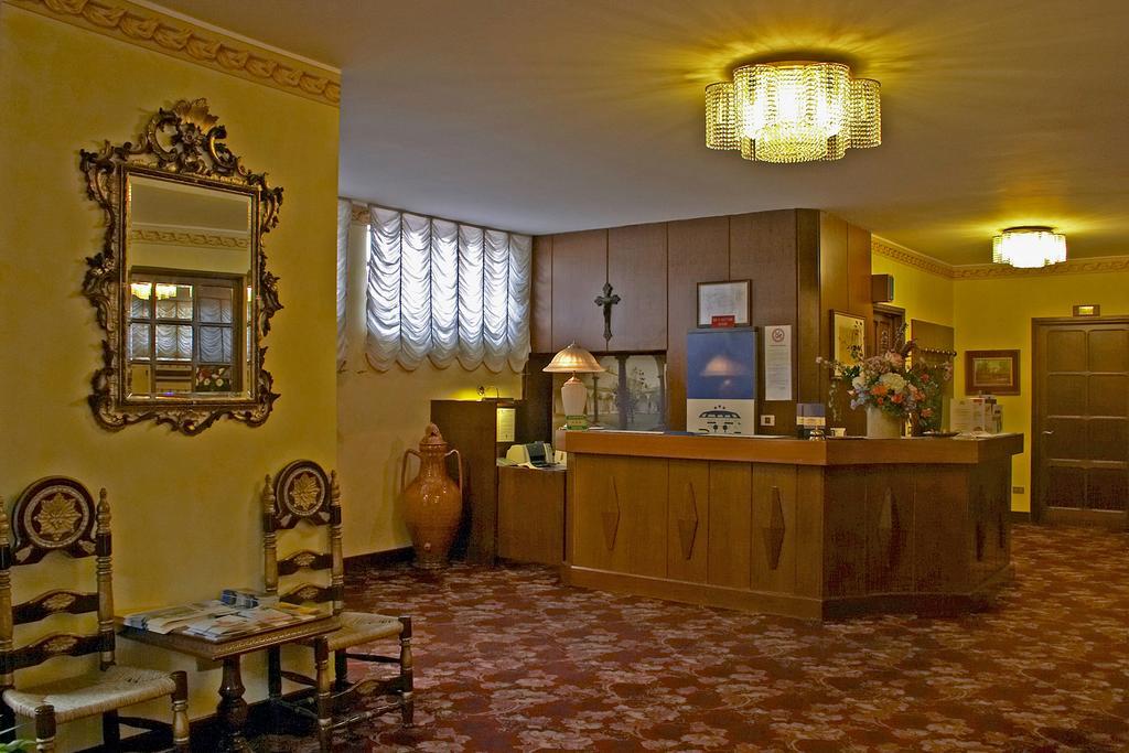 Hotel Quattro Strade การ์บาญาเต มิลาเนเซ ภายนอก รูปภาพ