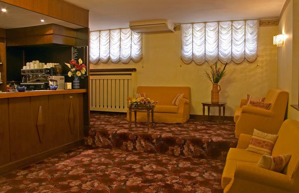 Hotel Quattro Strade การ์บาญาเต มิลาเนเซ ภายนอก รูปภาพ